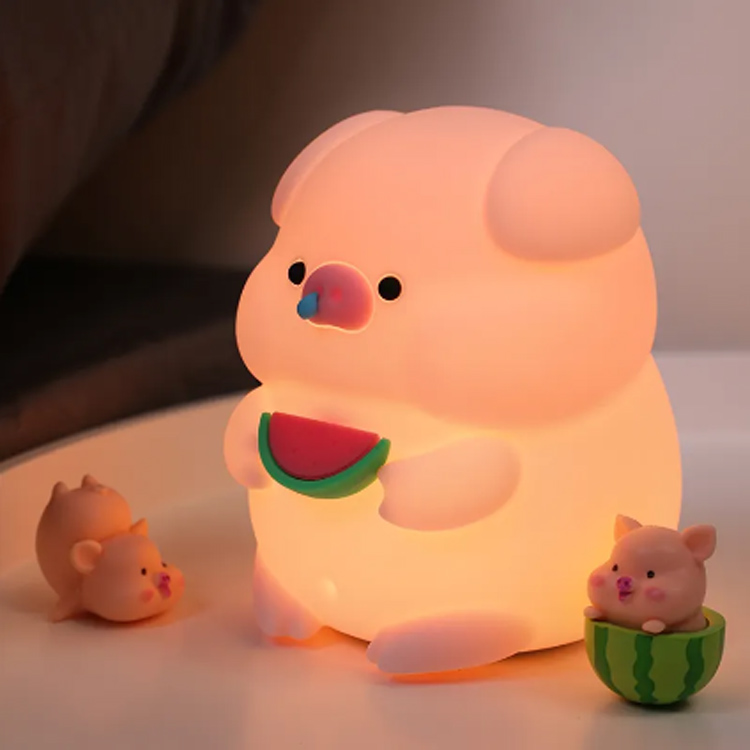 In che modo le luci notturne dei maialini in silicone migliorano l'atmosfera del sonno nella camera dei bambini?