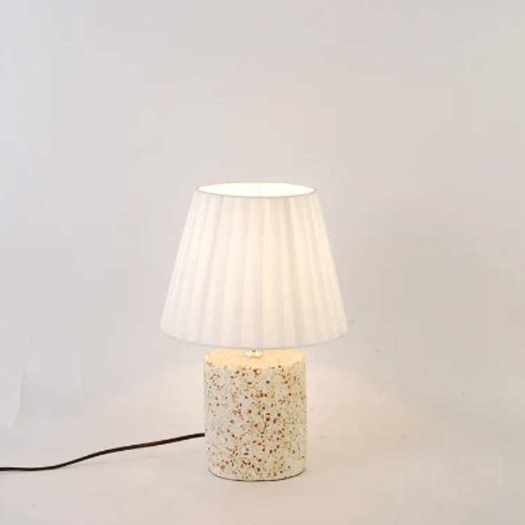 Lampada da scrivania con base in terrazzo bianco con decorazione moderna da comodino