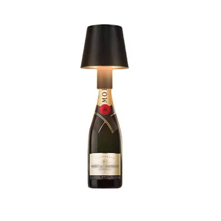 Lampada da tavolo moderna con bottiglia di vino in plastica senza fili