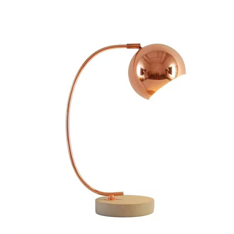 Lampada da tavolo vintage in ferro da pesca con illuminazione in rame spazzolato